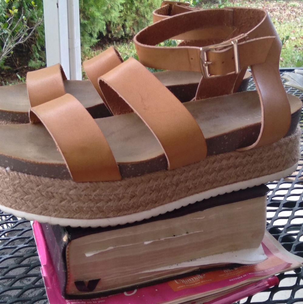 Attractive PATRIZIA womens platform SANDAL....Size 8.5 US